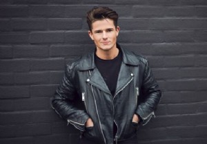 How to wear a leather jacket or coat? 