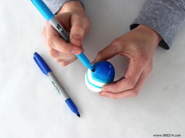 How to decorate Easter eggs with permanent marker