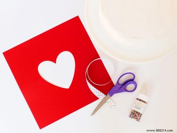 How to decorate a cake with a sprinkled heart