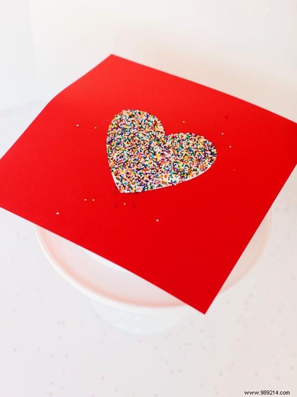 How to decorate a cake with a sprinkled heart