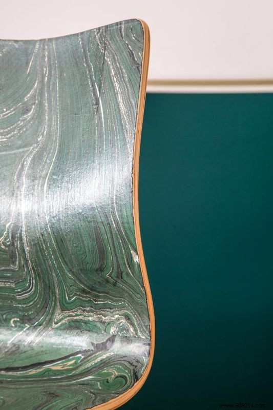 How to decoupage a wooden chair