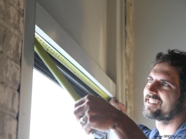 How to install a curtain rod on the window covering