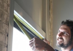 How to install a curtain rod on the window covering