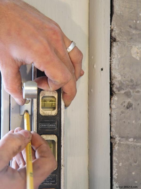 How to install a curtain rod on the window covering