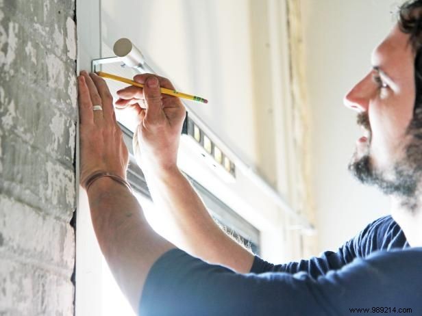 How to install a curtain rod on the window covering