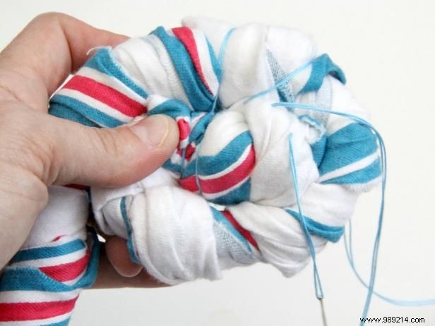 How to make a basket with baby blankets or fabric scraps