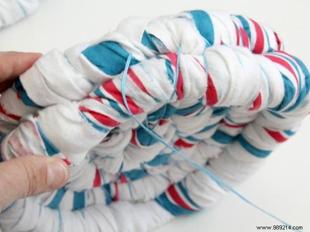 How to make a basket with baby blankets or fabric scraps