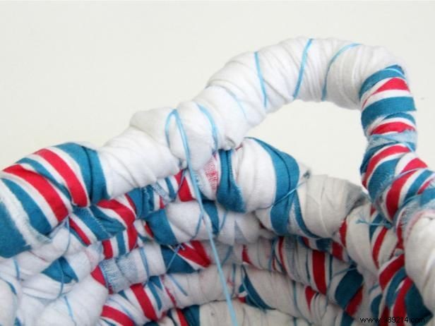 How to make a basket with baby blankets or fabric scraps