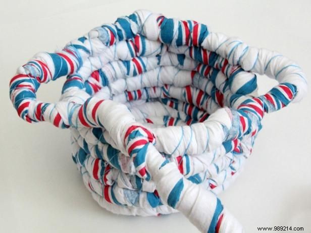 How to make a basket with baby blankets or fabric scraps