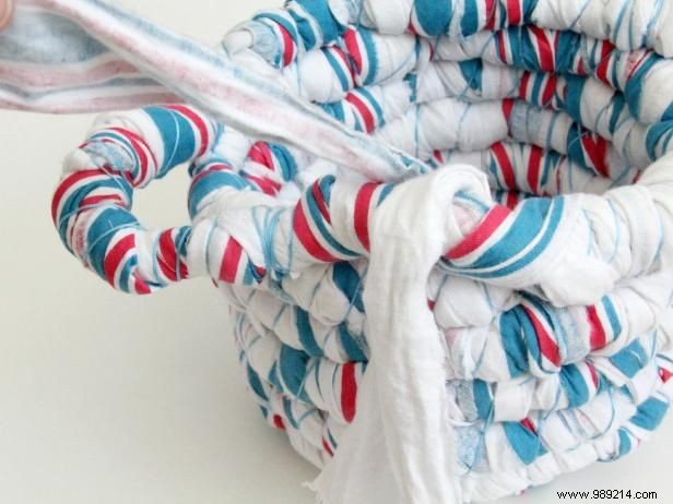 How to make a basket with baby blankets or fabric scraps