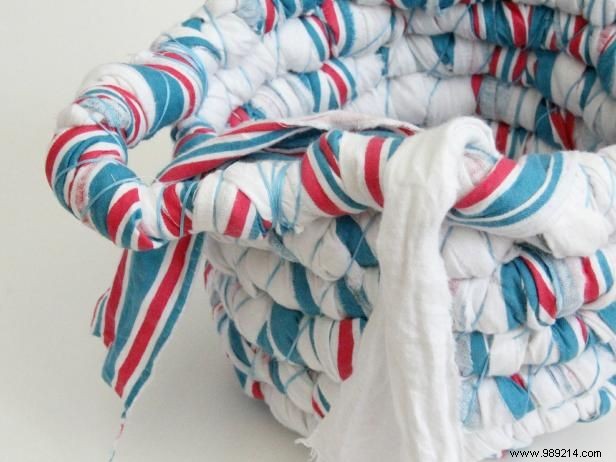 How to make a basket with baby blankets or fabric scraps