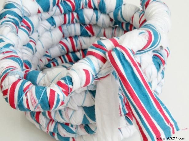 How to make a basket with baby blankets or fabric scraps