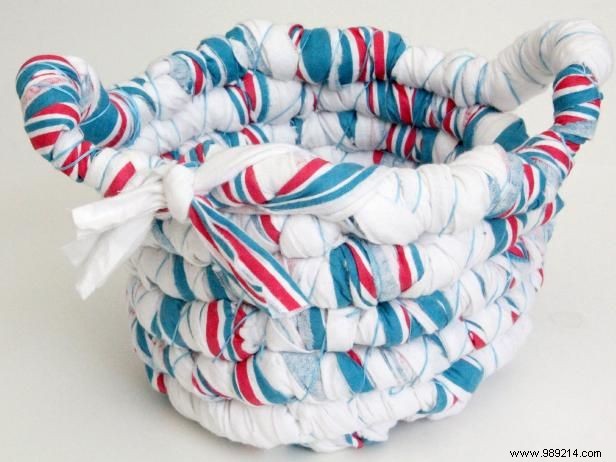 How to make a basket with baby blankets or fabric scraps