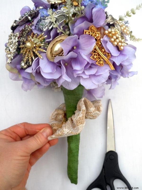 How to make a brooch bridal bouquet