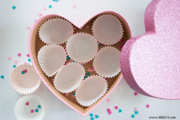 How to make a personalized candy box for sweets for your partner