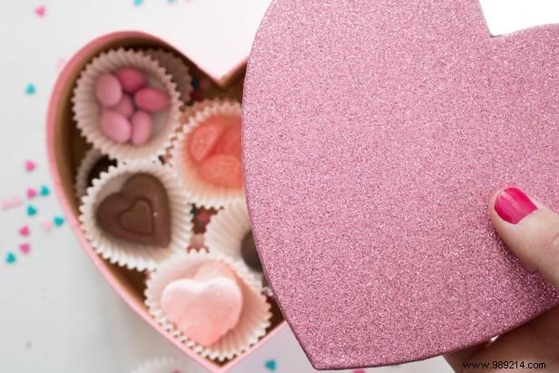 How to make a personalized candy box for sweets for your partner