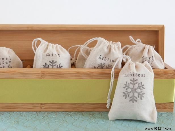 How to make a gift basket for a tea lover