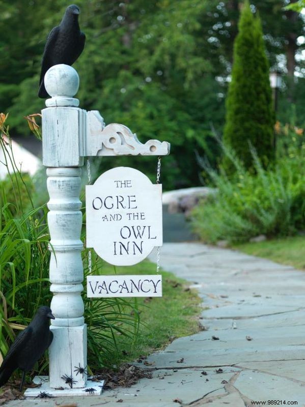 How to make a haunted hotel sign for Halloween