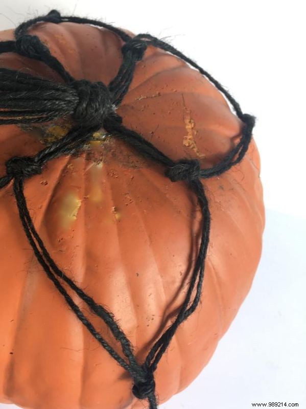 How to make a macrame hanging planter for Halloween