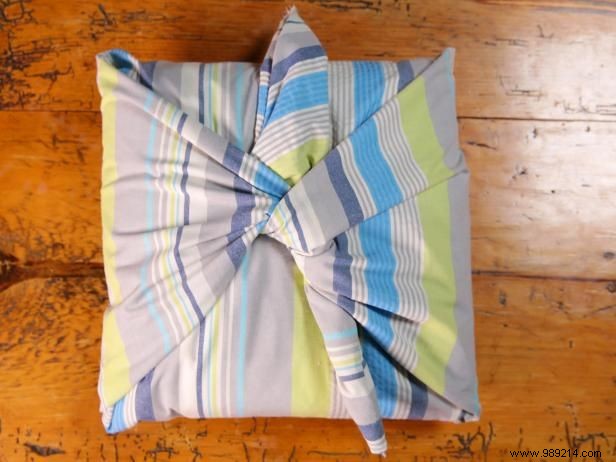 How to make a no-sew knot pillow