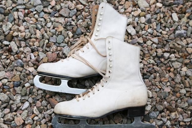 How to Make a Perfectly Wintery Ice Skate Garland