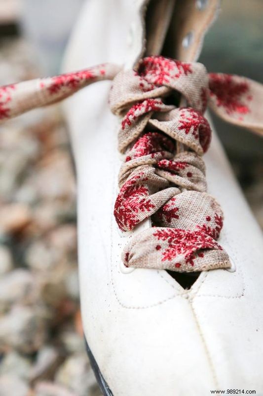 How to Make a Perfectly Wintery Ice Skate Garland