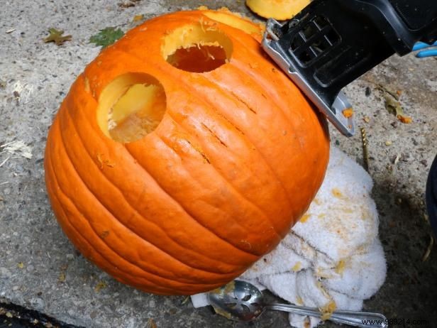 How to make a pumpkin totem pole for Halloween