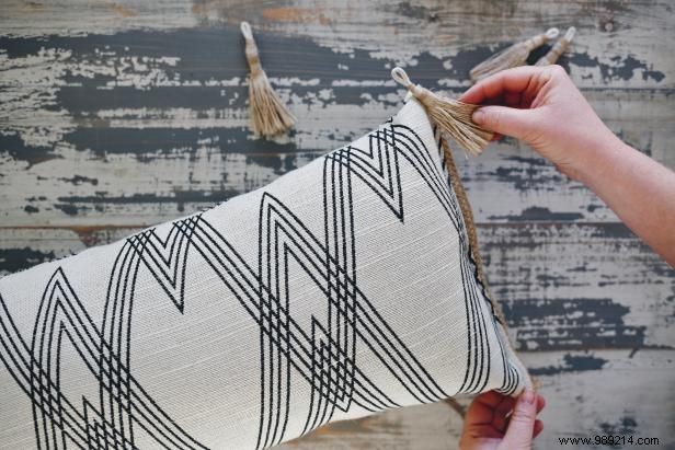 How to make a stylish low-stitched lumbar pillow