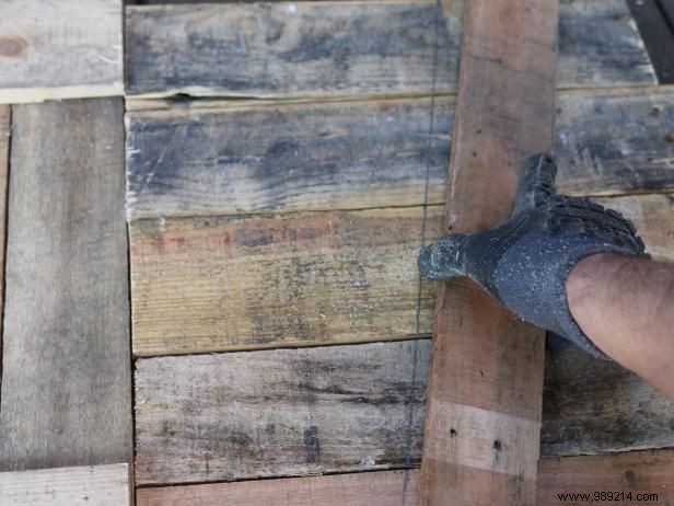 How to make a shipping pallet storage tray