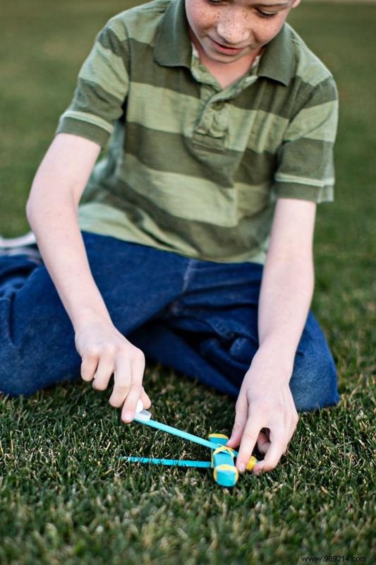 How to make a toy marshmallow catapult