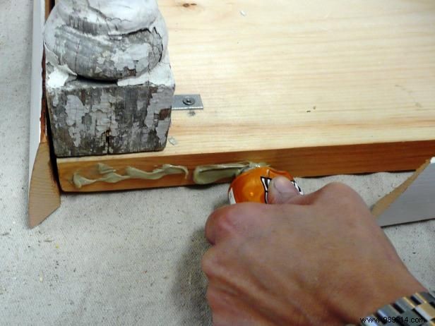 How to make a table out of an old suitcase