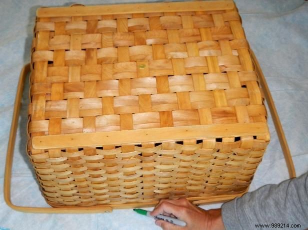 How to make a travel pet bed out of a picnic basket