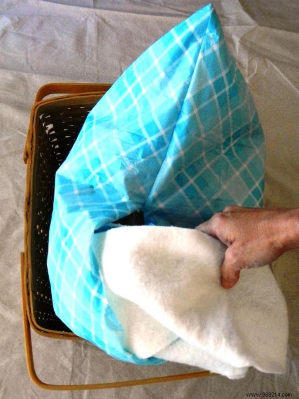 How to make a travel pet bed out of a picnic basket