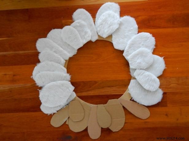 How to make a white fluff Christmas wreath