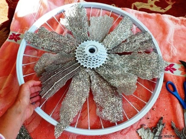 How to make a crown out of a bicycle wheel, coral and starfish