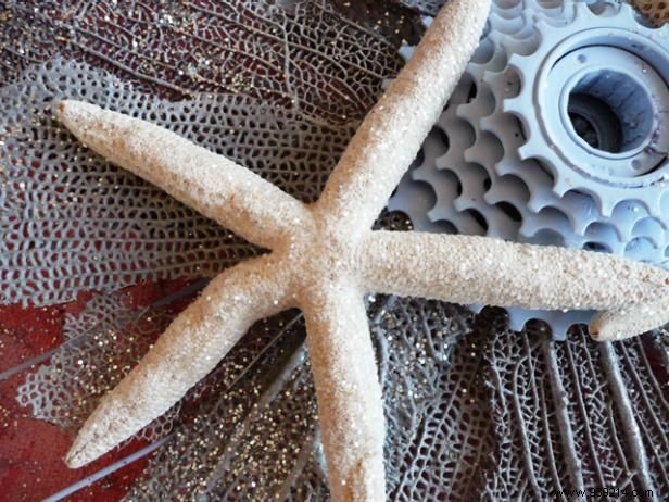 How to make a crown out of a bicycle wheel, coral and starfish