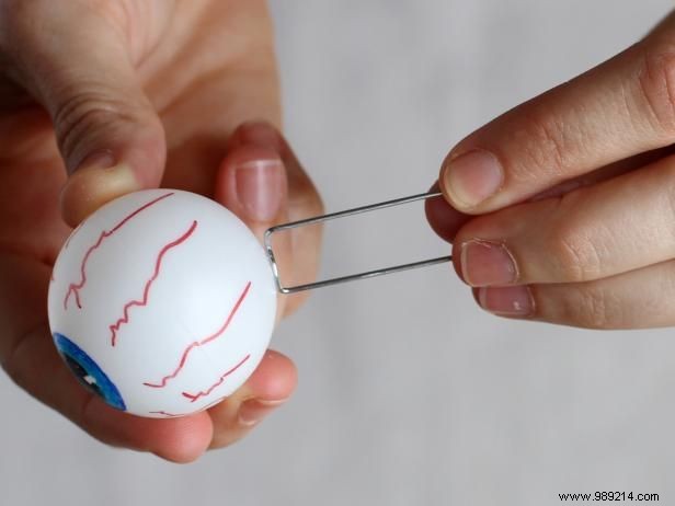 How to Make a Scary Googly Eyes Garland