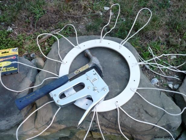 How to make a wreath out of electric wire, berries and pineapples