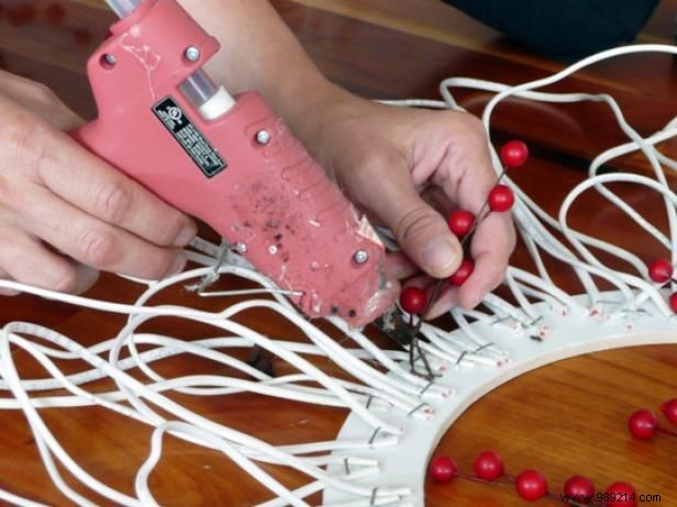 How to make a wreath out of electric wire, berries and pineapples