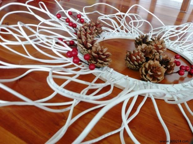 How to make a wreath out of electric wire, berries and pineapples