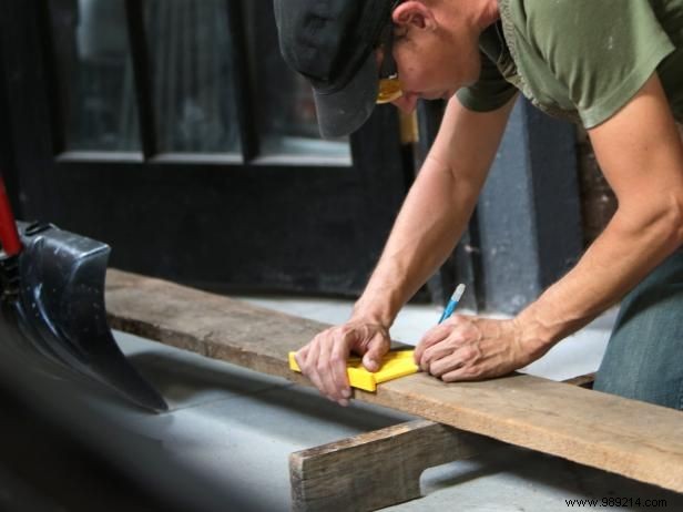 How to make a recycled headboard from a wooden pallet