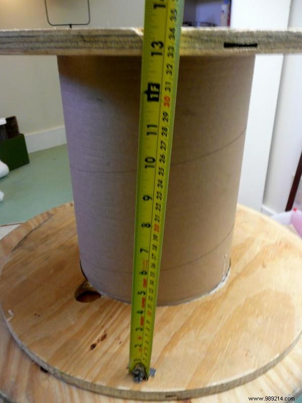 How to make an ottoman from a wooden spool and an old blanket