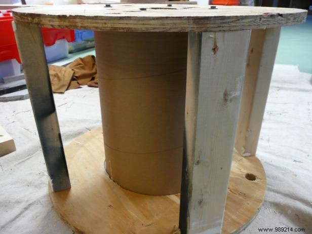 How to make an ottoman from a wooden spool and an old blanket