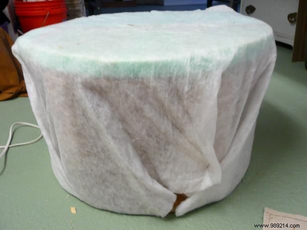 How to make an ottoman from a wooden spool and an old blanket