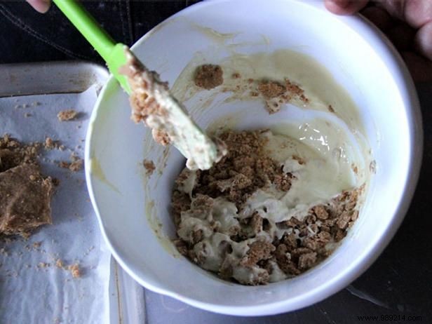 How to Make Scoops of Hot White Chocolate Biscuits