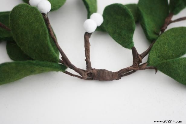 How to make felt mistletoe