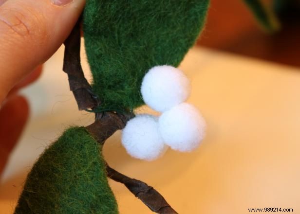 How to make felt mistletoe