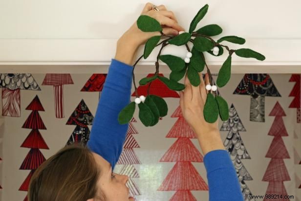 How to make felt mistletoe