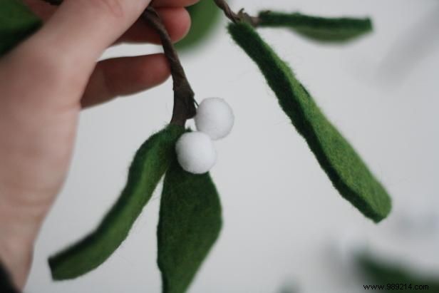 How to make felt mistletoe