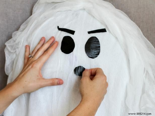 How to make hanging ghosts for Halloween 